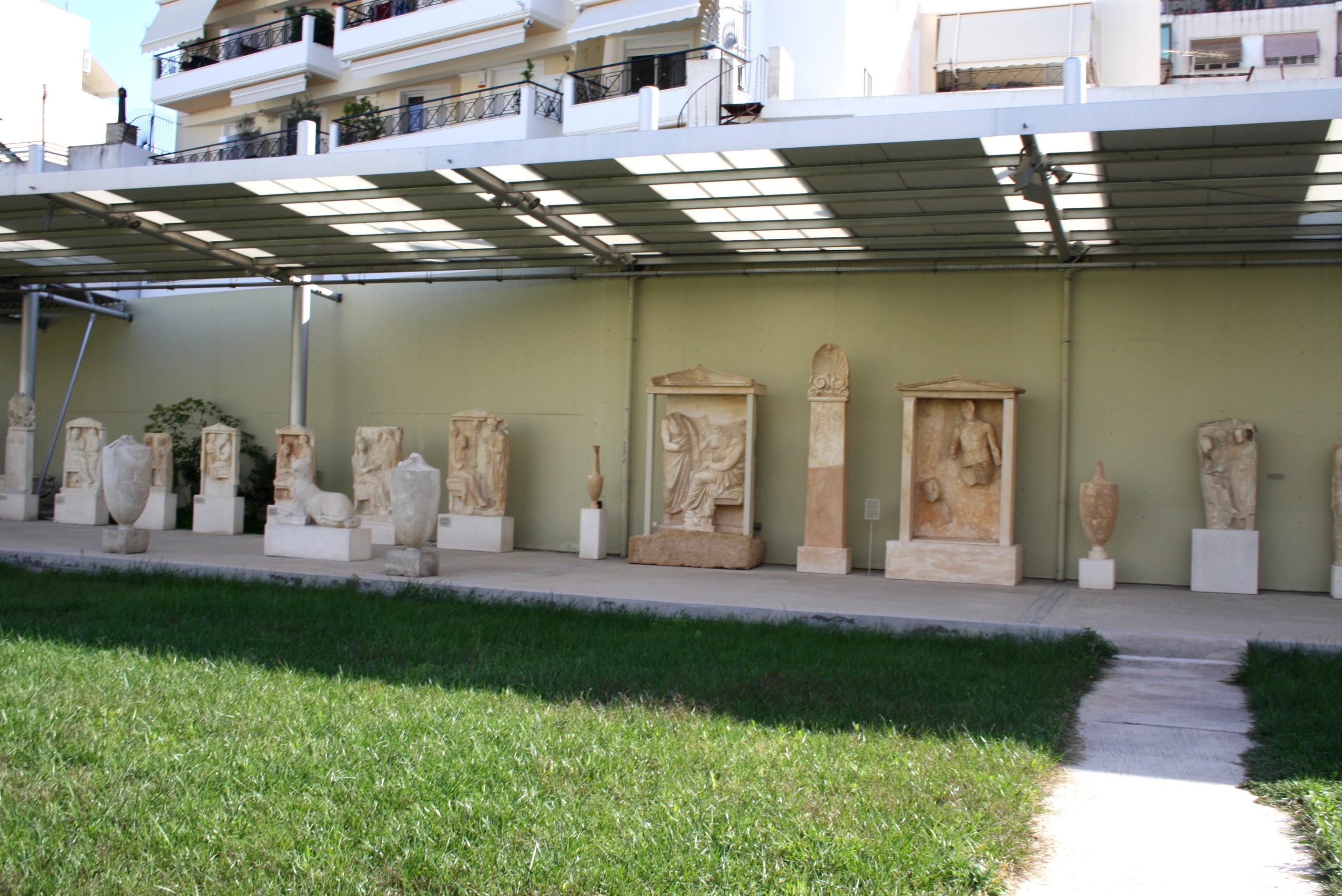7722_-_Piraeus_Arch._Museum_Athens_-_Outdoor_section_-_Photo_by_Giovanni_DallOrto_Nov_14_2009