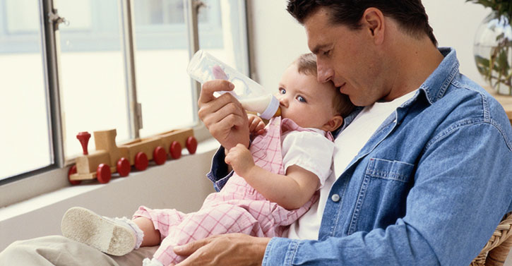 father-bottle-feeding-daughter_725x377-1362420323